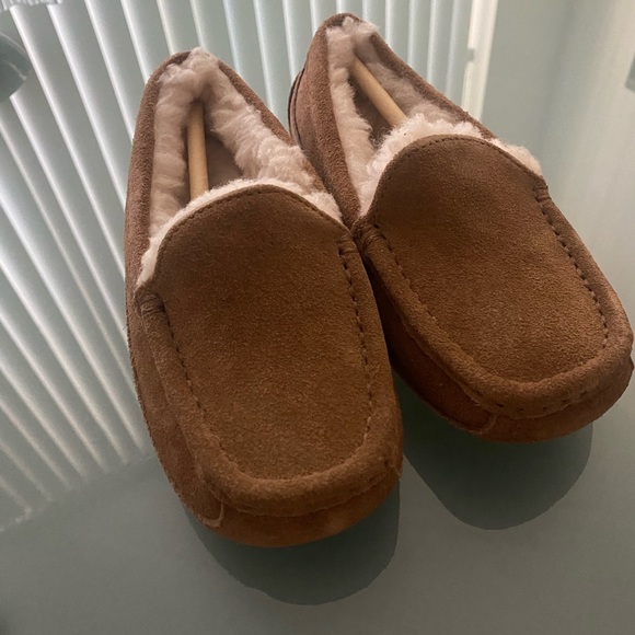 Kids UGG Ascot slippers- Brand NEW - Picture 3 of 11